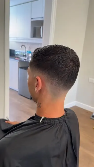 Degradé terminado dentro del local de la barbería