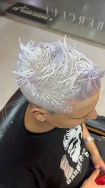 Corte con color platinado y textura, visto desde arriba