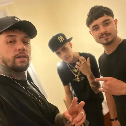 El barbero junto a dos clientes